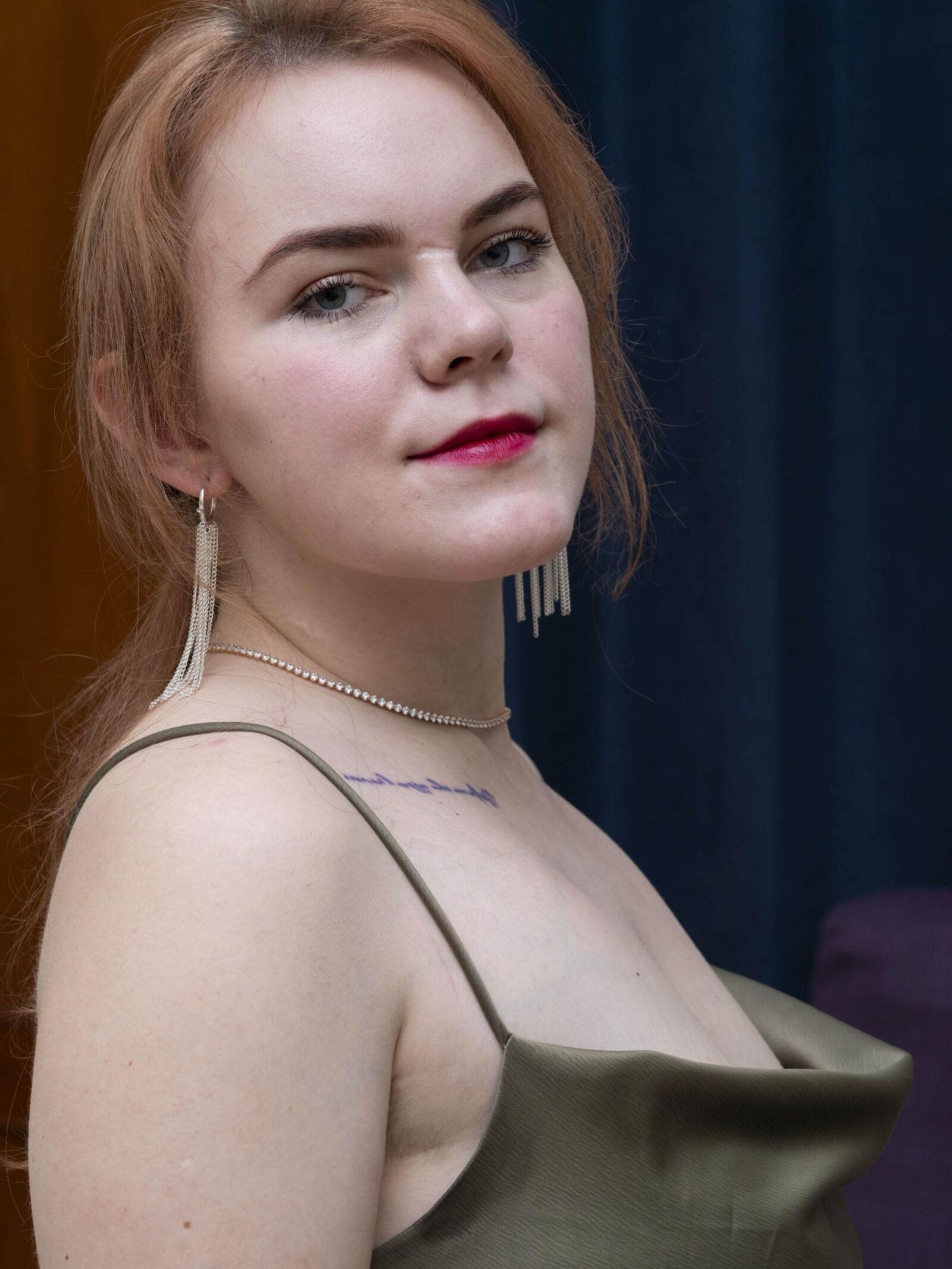 Alana masturbiert auf dem Boden