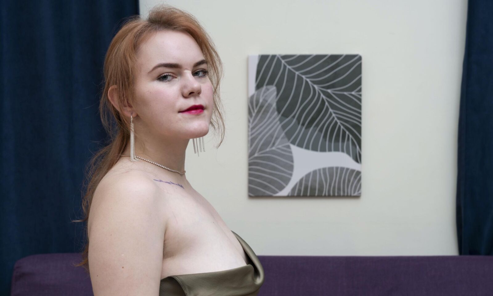 Alana masturbiert auf dem Boden