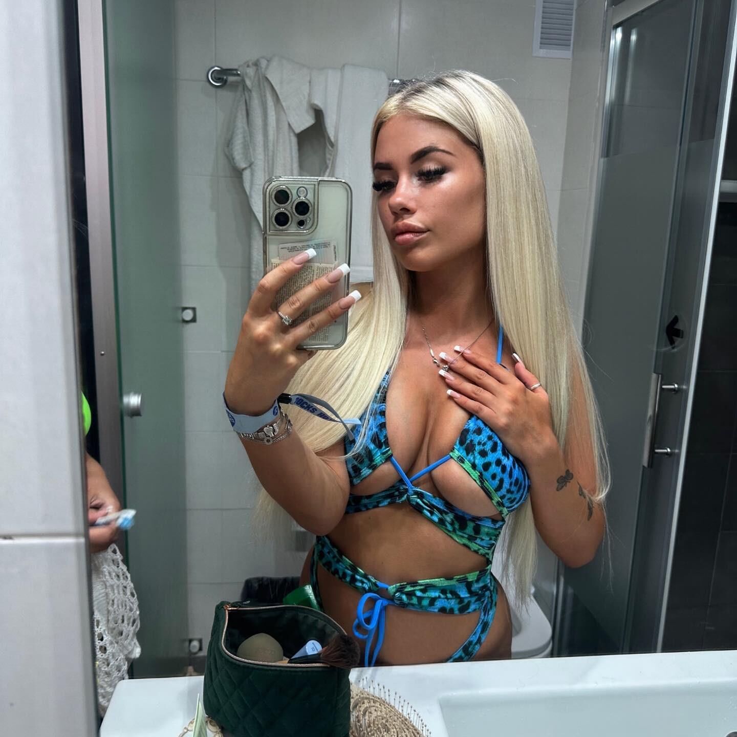 Tanned chavs and bimbo sluts to cum hard 