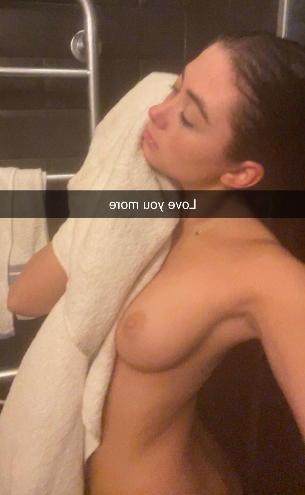 Kayla expose son corps nu.