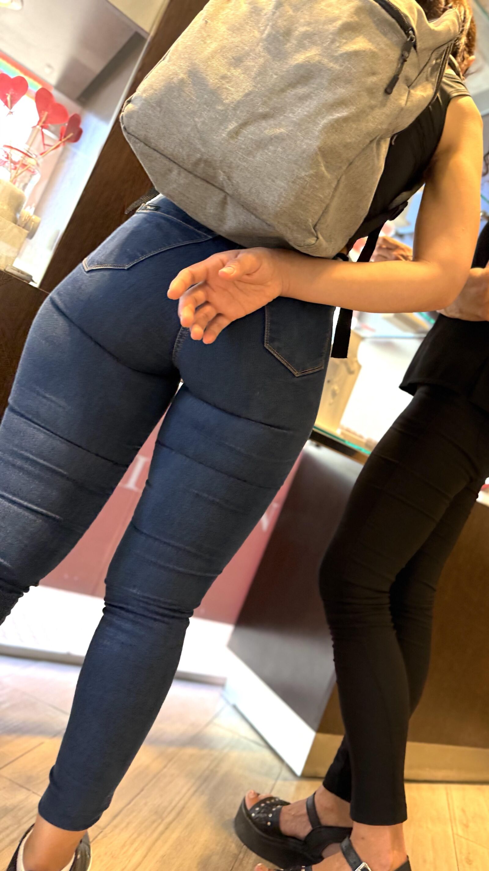 Ehrliche hübsche Brünette in engen Jeans