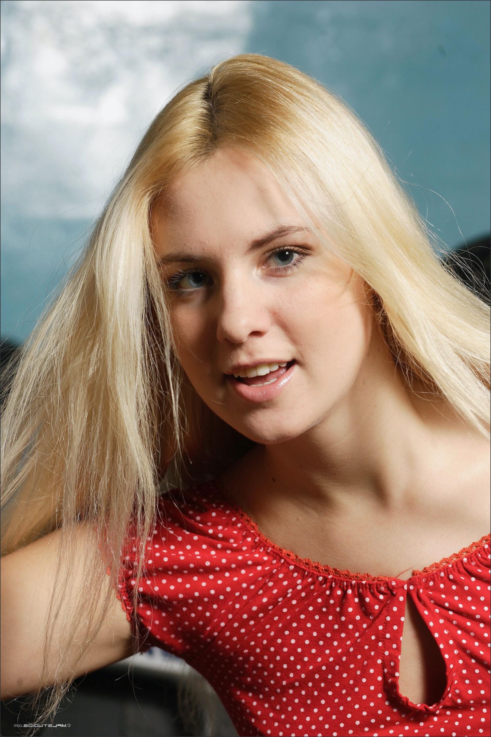 Blonde Motorkopf liebt die Schwingung einer Antriebswelle