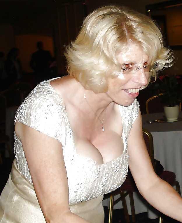 Top Busting Big Raste und Oma Titten
