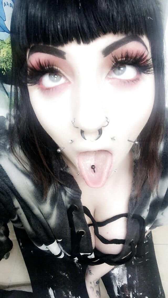 Chubby Goth Gurl