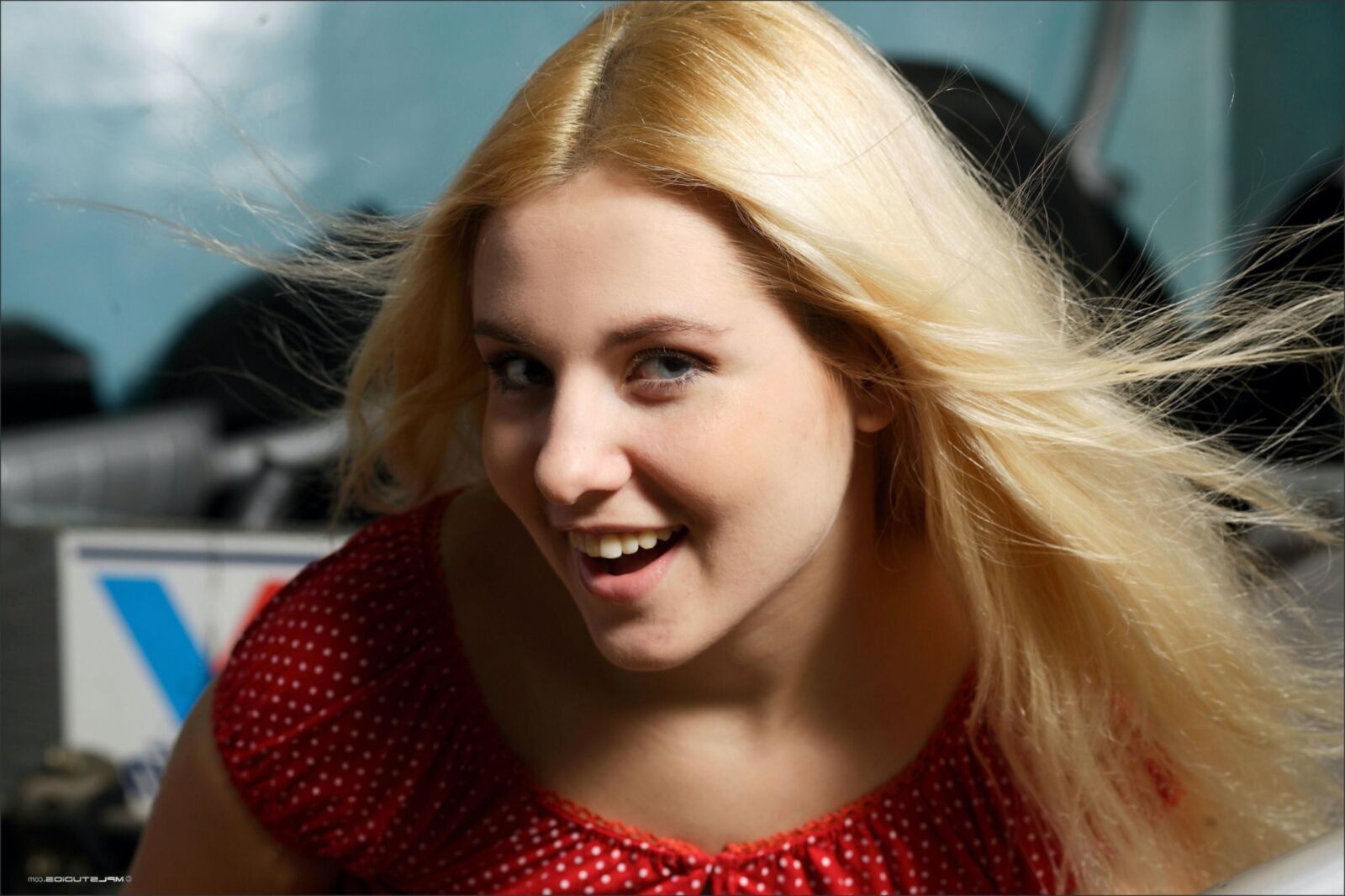 Blonde Motorkopf liebt die Schwingung einer Antriebswelle