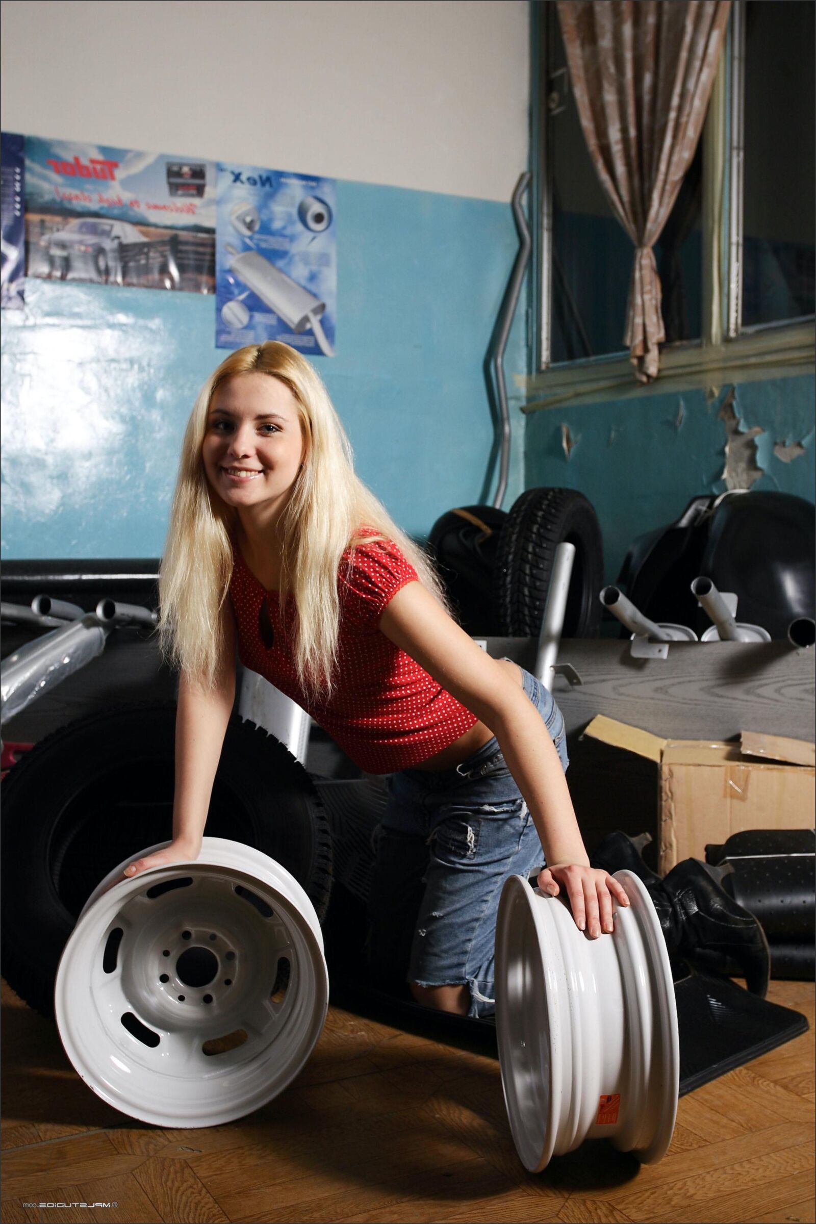 Blonde Motorkopf liebt die Schwingung einer Antriebswelle