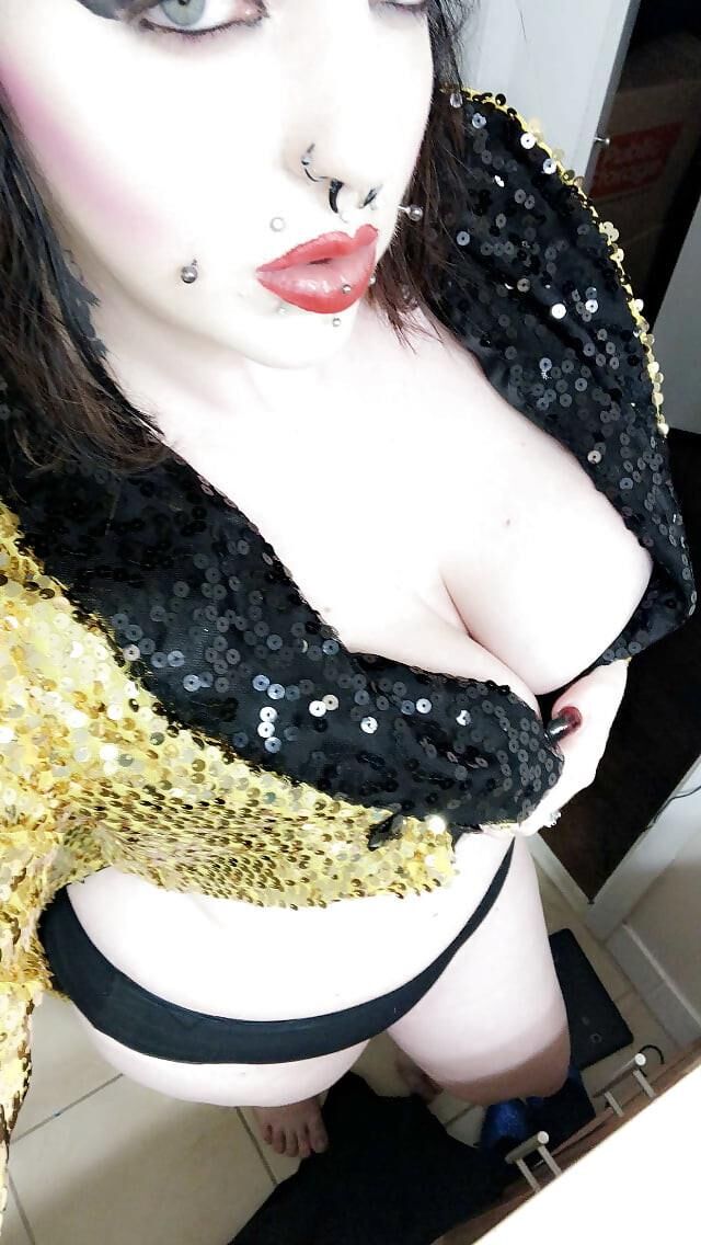 Chubby Goth Gurl