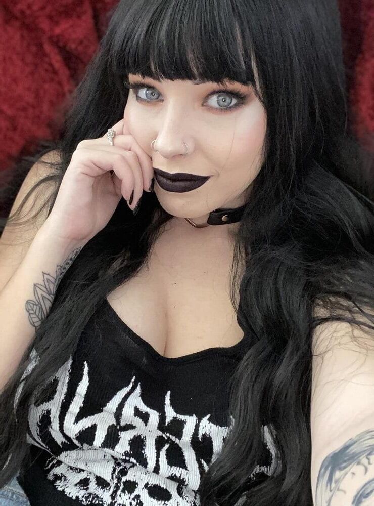 Busty Goth Gurl