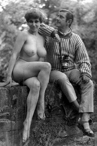 Голые девушки позируют для фотографий