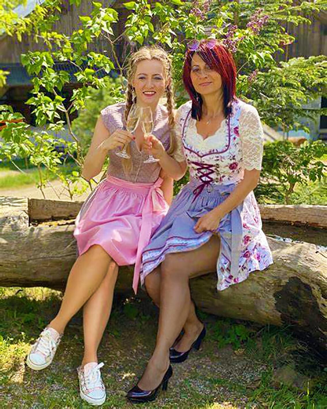 Fesche Madln im dirndl zum vierhundertacht`n