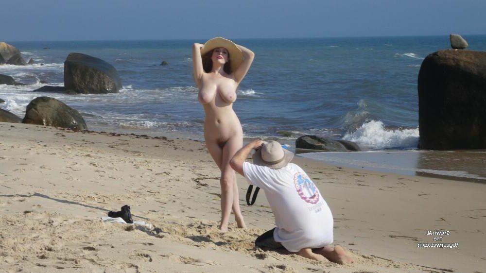 Голые девушки позируют для фотографий