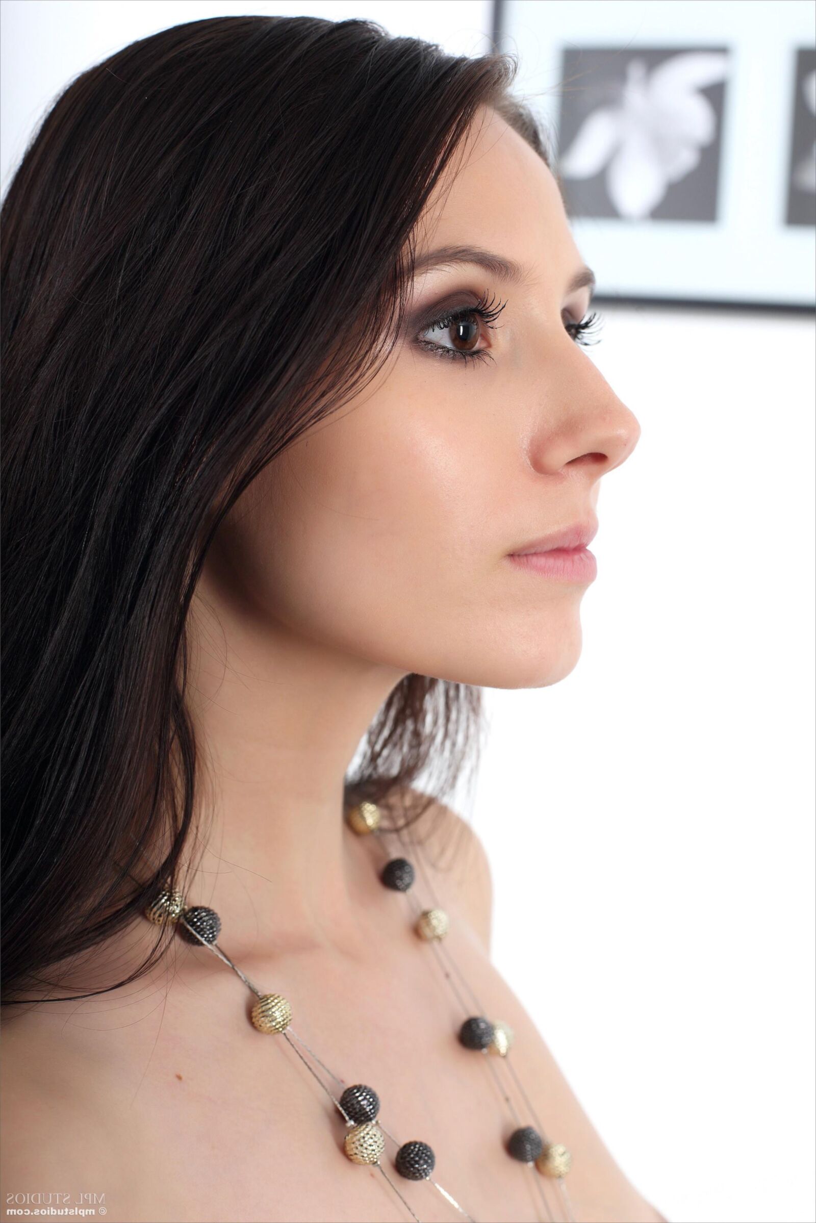 Mplstudios vanessa обнаженная на стеклянном столе