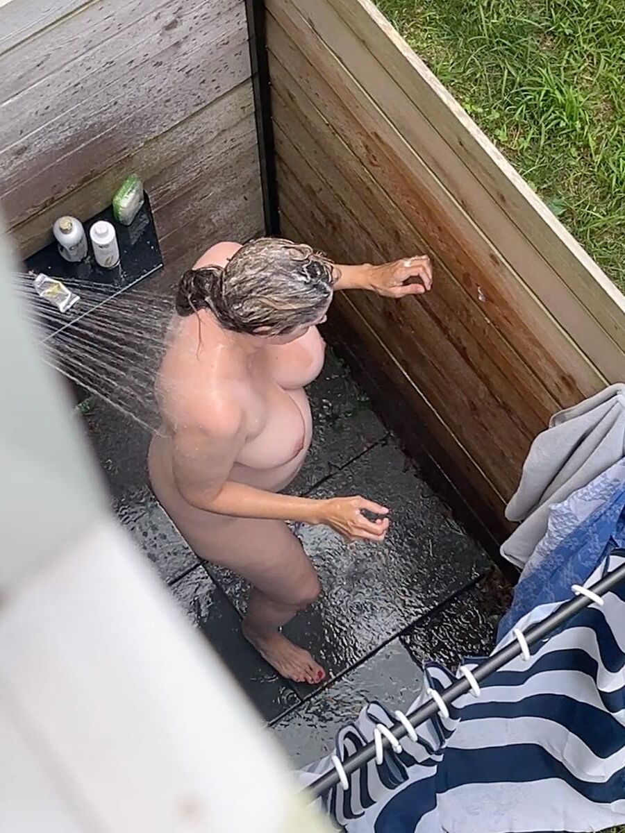 Большие мокрые душевые сиськи !!!