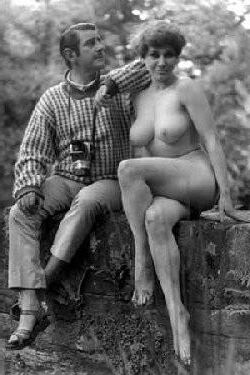 Голые девушки позируют для фотографий