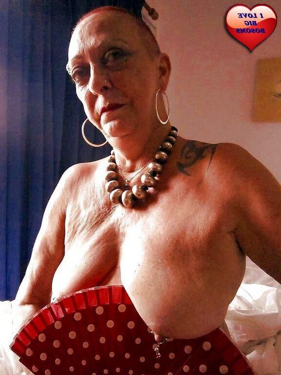 Пожилые женщины с красивыми большими грудью