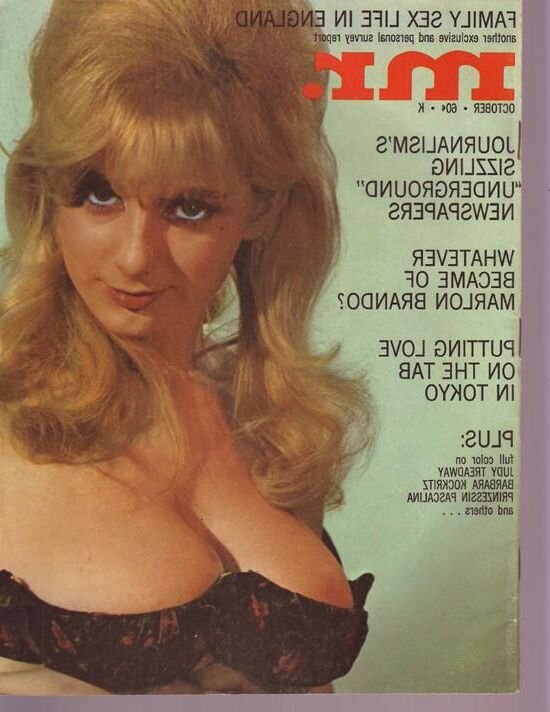 Goddesses de bosomía desnuda en revistas