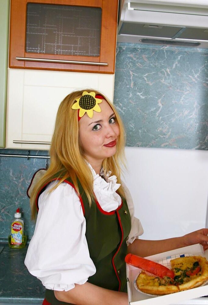 Великолепная пышная волосатая блондинка подростка, играя в ее рывок