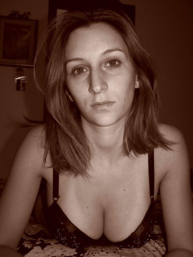 DEBORA BUSTY MILF
