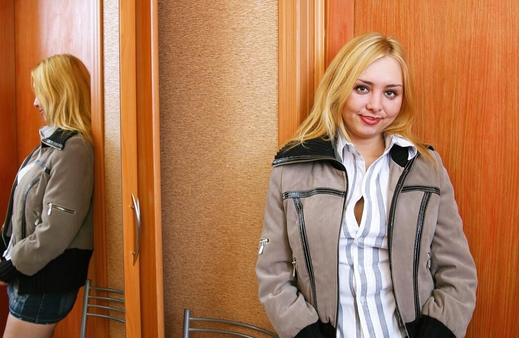 Великолепная пышная волосатая блондинка подростка, играя в ее рывок