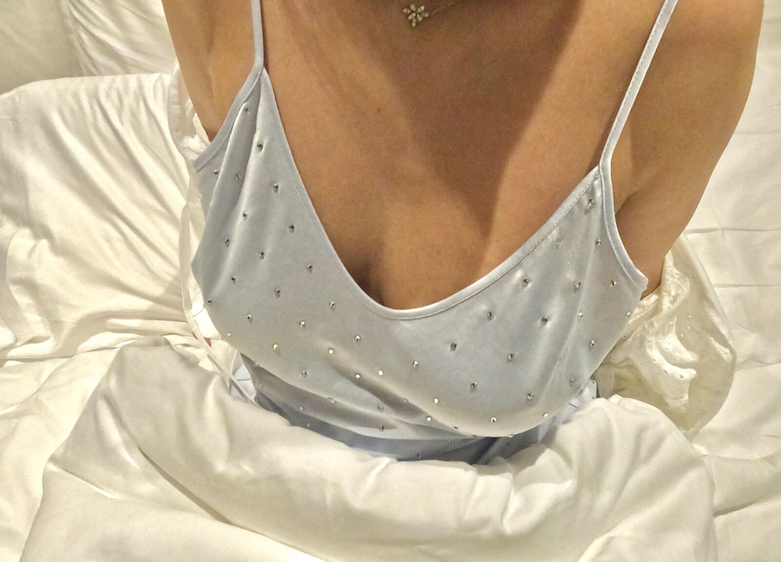 Heiße Milf wartet auf Sie im Bett