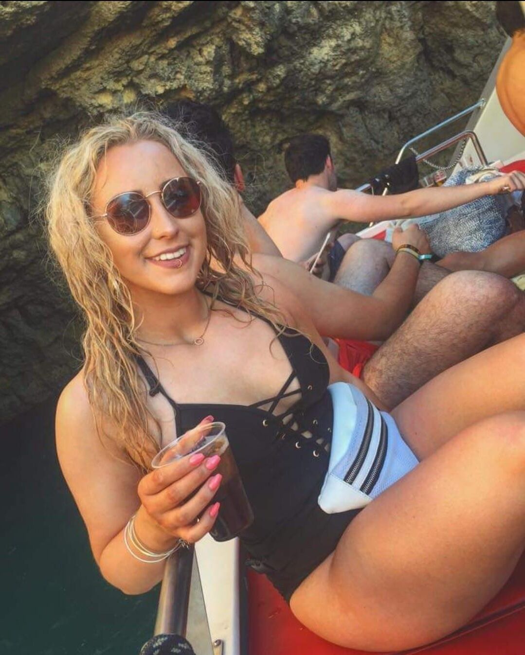 Aisling gras seins ce blogueur bimbo pense qu'elle est mieux que vous