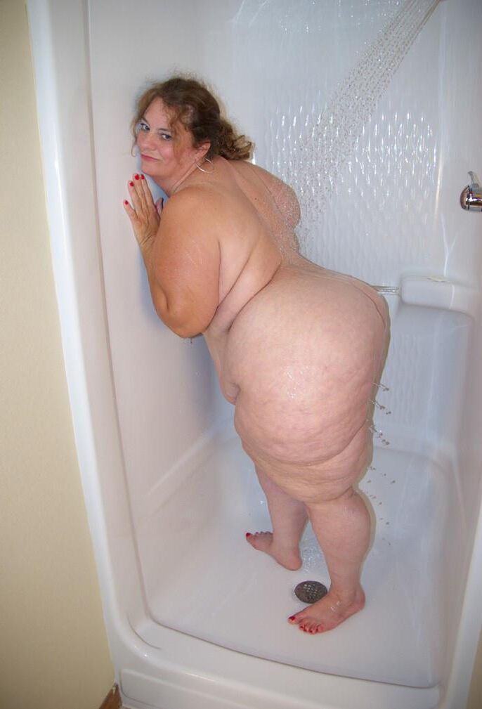 Magnifique Grosse Truie SSBBW Goddess sous la Douche