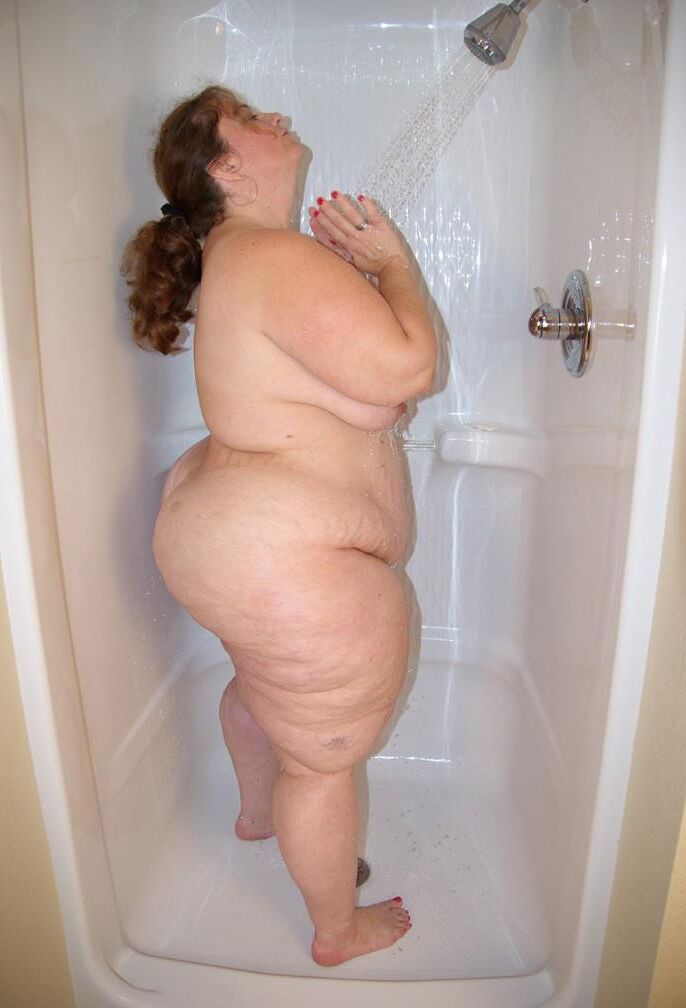 Magnifique Grosse Truie SSBBW Goddess sous la Douche