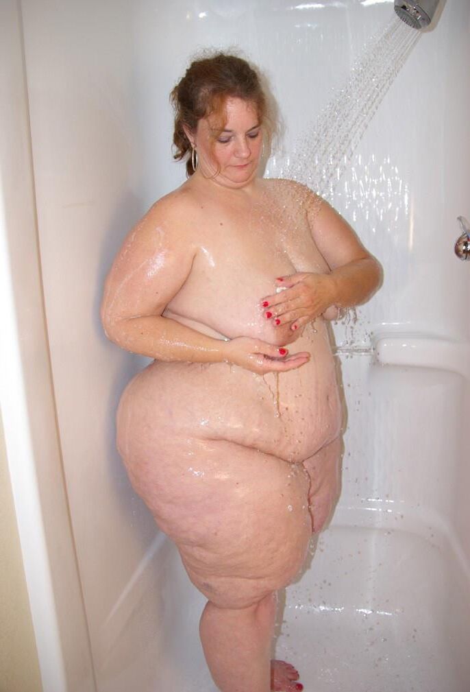 Magnifique Grosse Truie SSBBW Goddess sous la Douche