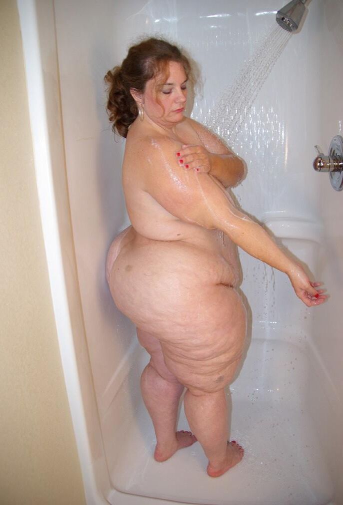 Magnifique Grosse Truie SSBBW Goddess sous la Douche