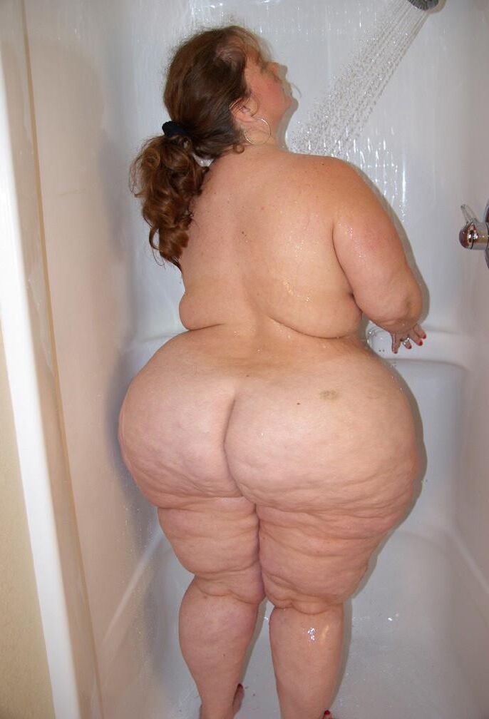 Magnifique Grosse Truie SSBBW Goddess sous la Douche