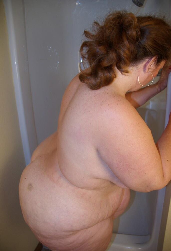 Magnifique Grosse Truie SSBBW Goddess sous la Douche