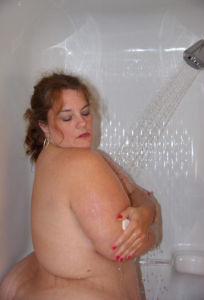 Magnifique Grosse Truie SSBBW Goddess sous la Douche