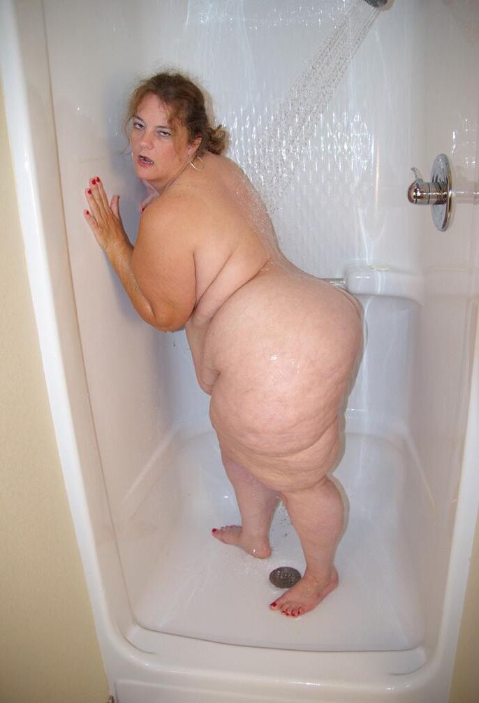 Magnifique Grosse Truie SSBBW Goddess sous la Douche
