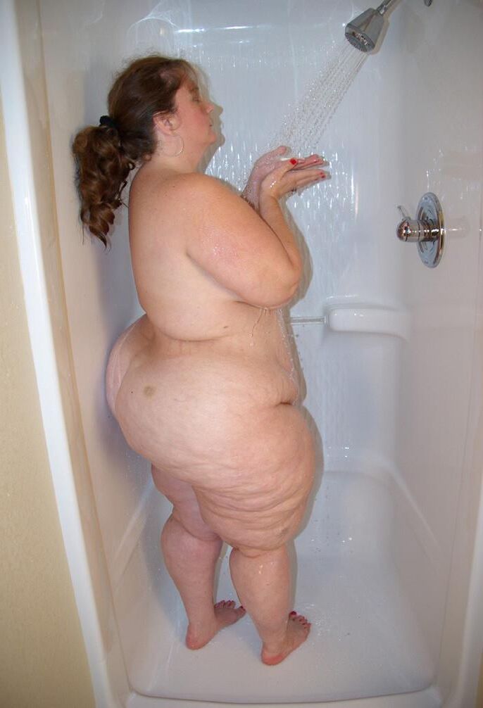 Magnifique Grosse Truie SSBBW Goddess sous la Douche