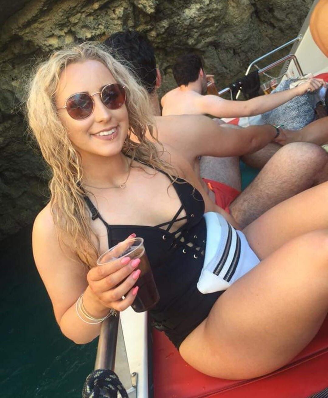 Aisling gras seins ce blogueur bimbo pense qu'elle est mieux que vous