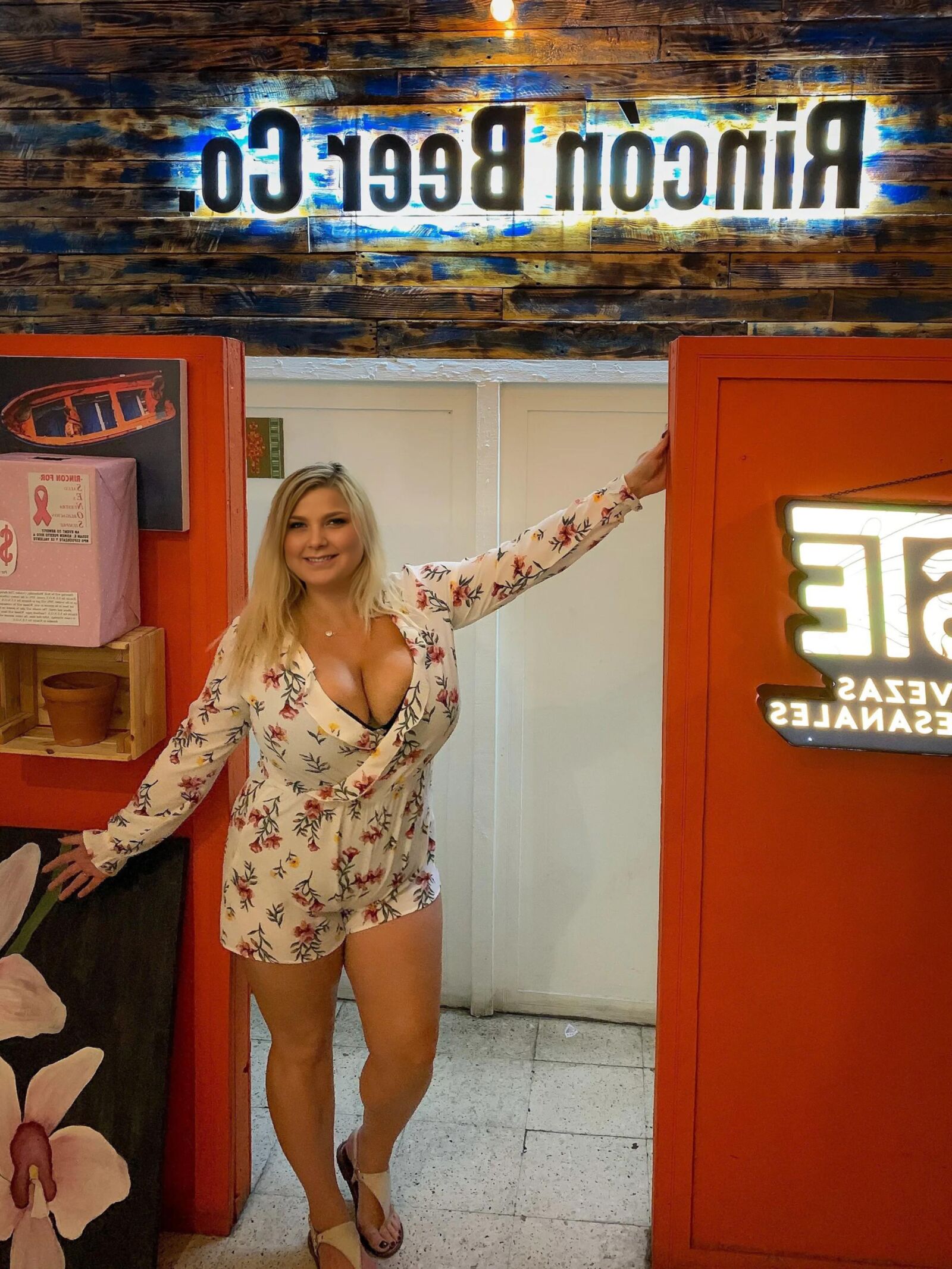 Bouncy Blonde : tits too big to hide volume 