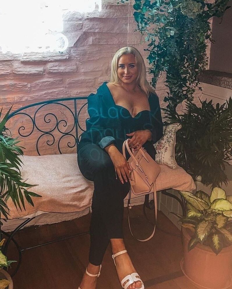 Aisling gras seins ce blogueur bimbo pense qu'elle est mieux que vous