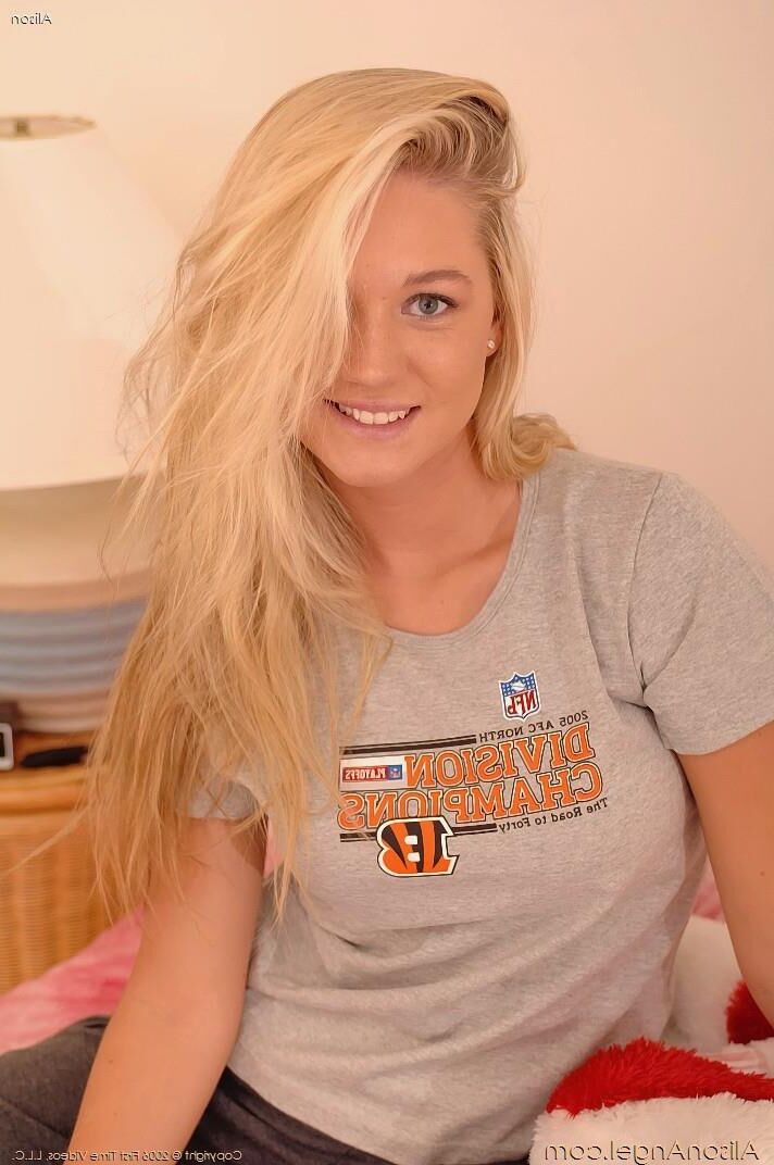 Alisonangel Alison zeigt diese wunderbaren Titten