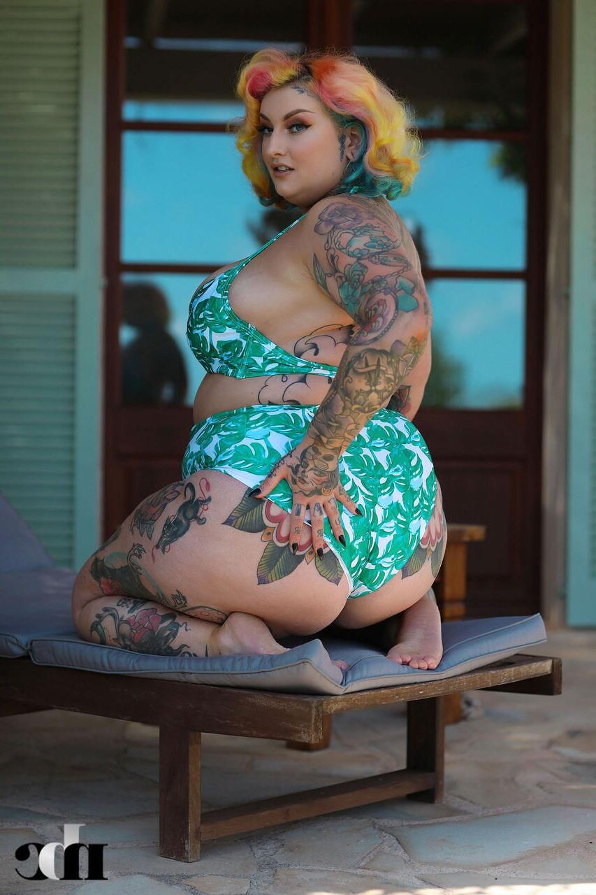Шлюхи BBW наклоняются, раскрывая огромные большие пинетки