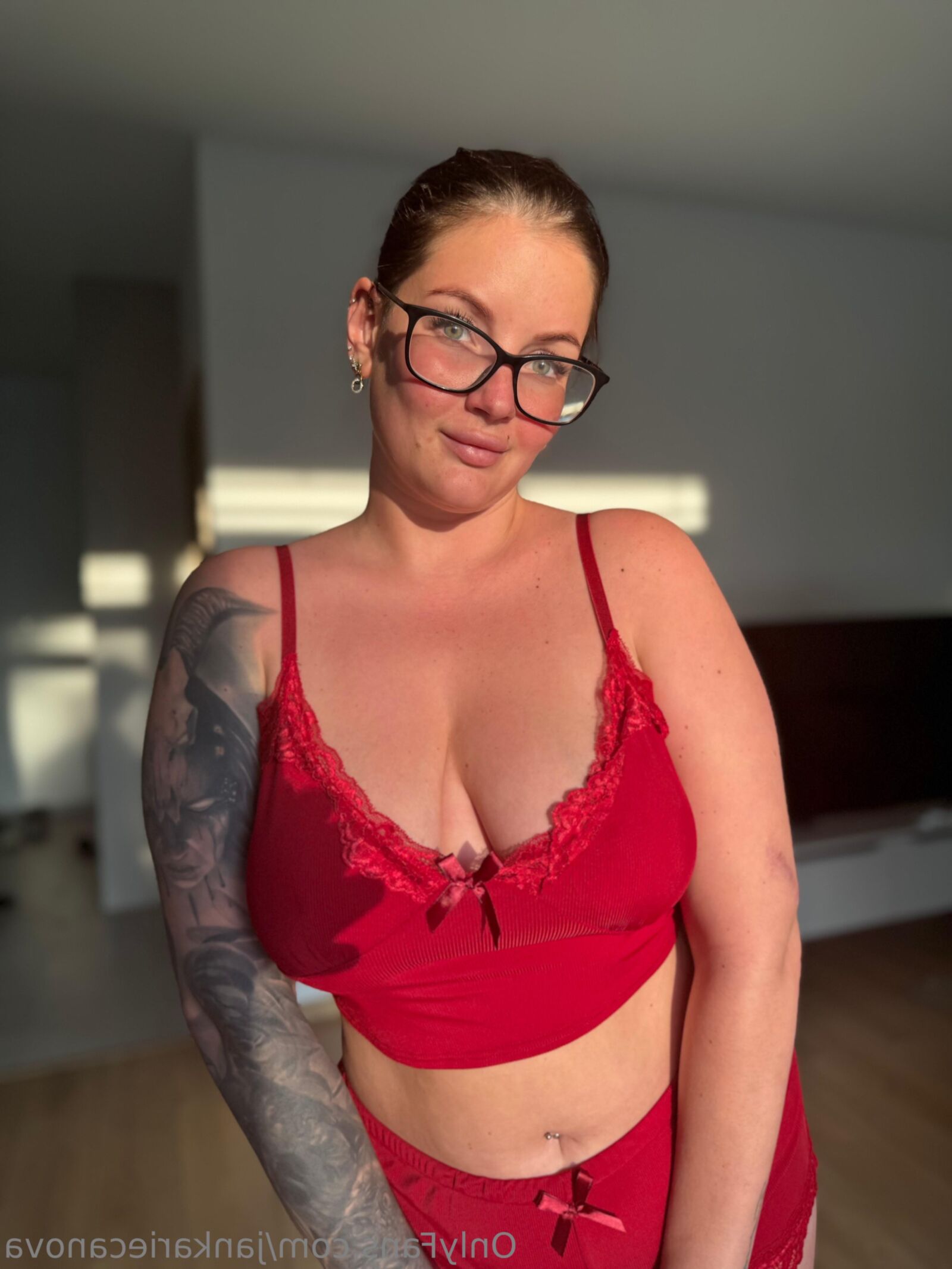 Janka Sexy Furvy Beauty Brunette Girl с Glasse Hot Shots
