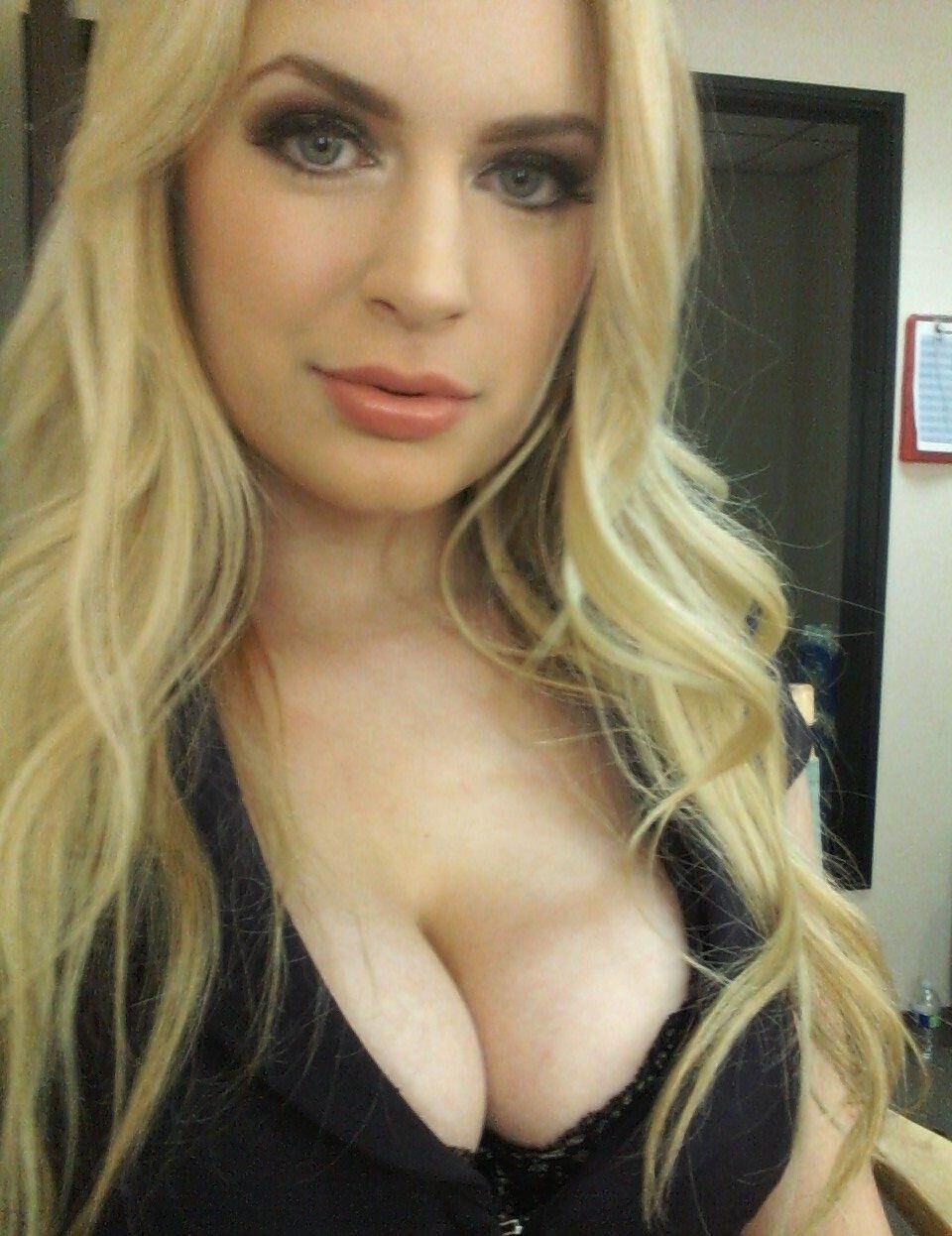 Heiße blonde deutsche große Tit Teen Sandra aus Frankfurt exponiert