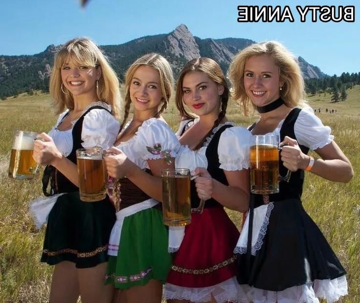 Werbeaufnahmen von vollbusiger Annie H. in einem sexy Dirndl