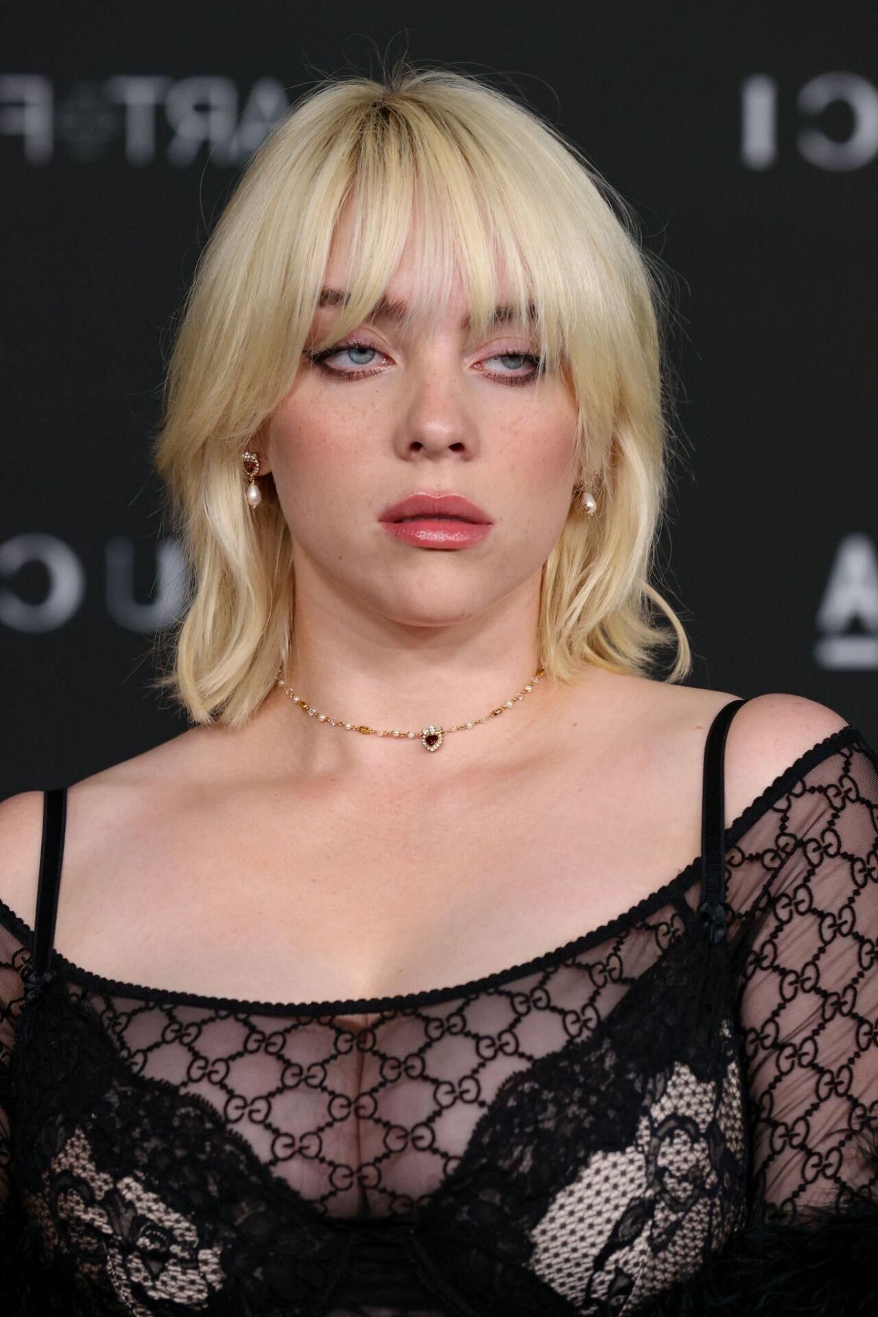 Tit Slut Billie Eilish, fette Euter, die um Sperma betteln