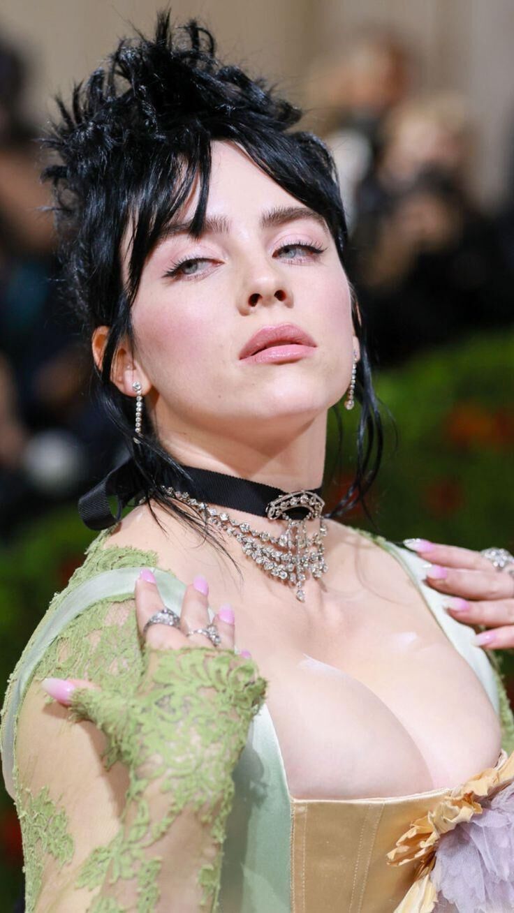 Tit Slut Billie Eilish, fette Euter, die um Sperma betteln