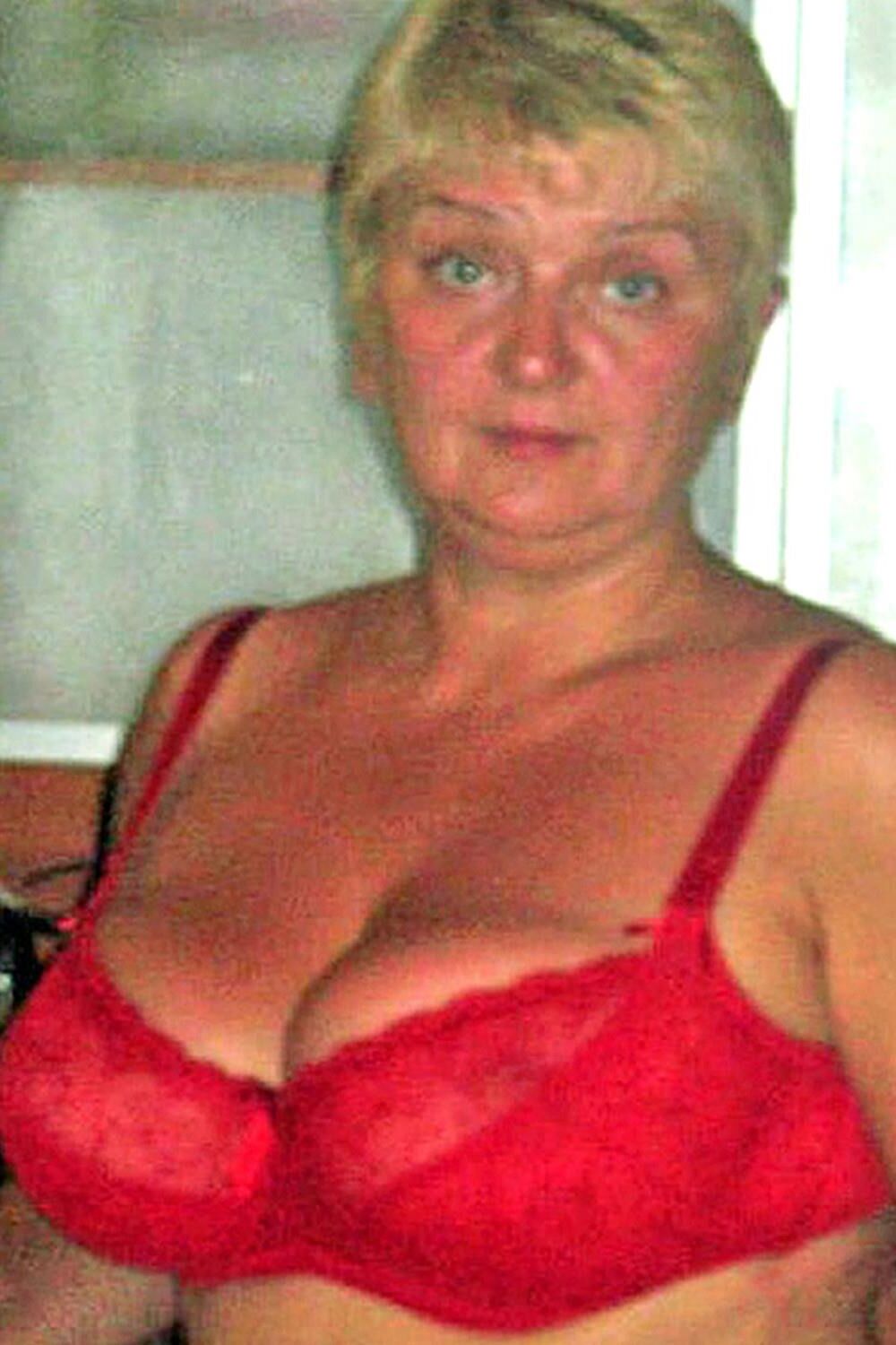Позирует в красном