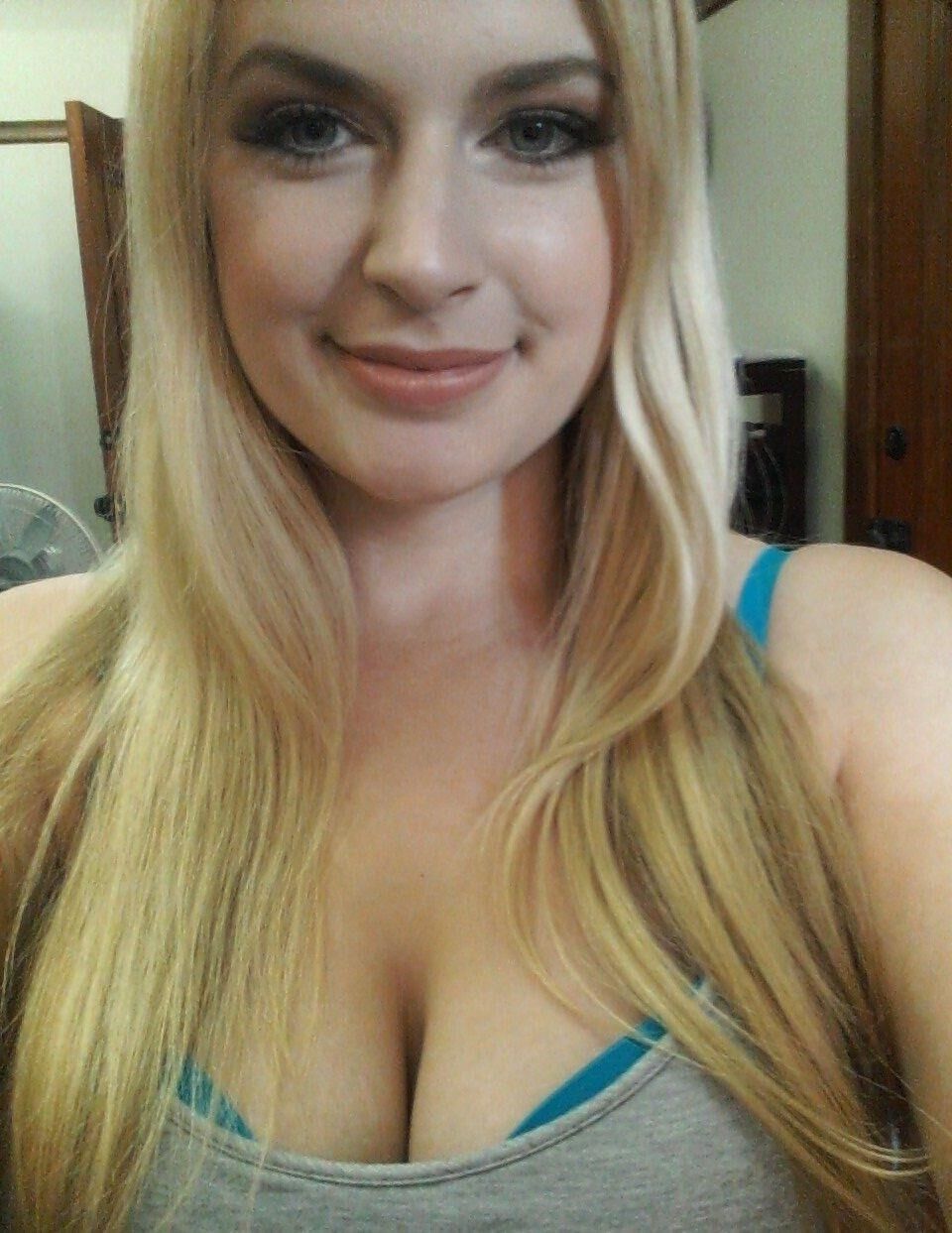 Heiße blonde deutsche große Tit Teen Sandra aus Frankfurt exponiert