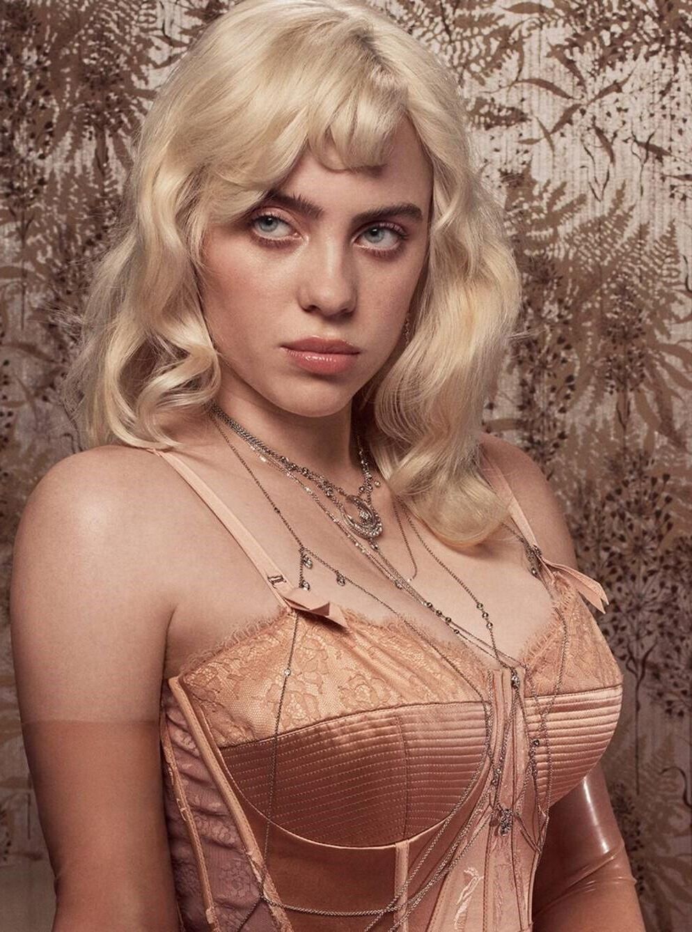 Tit Slut Billie Eilish, fette Euter, die um Sperma betteln