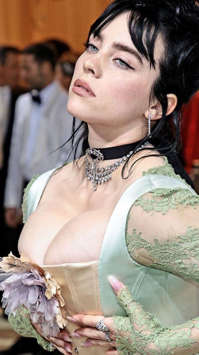 Tit Slut Billie Eilish, fette Euter, die um Sperma betteln