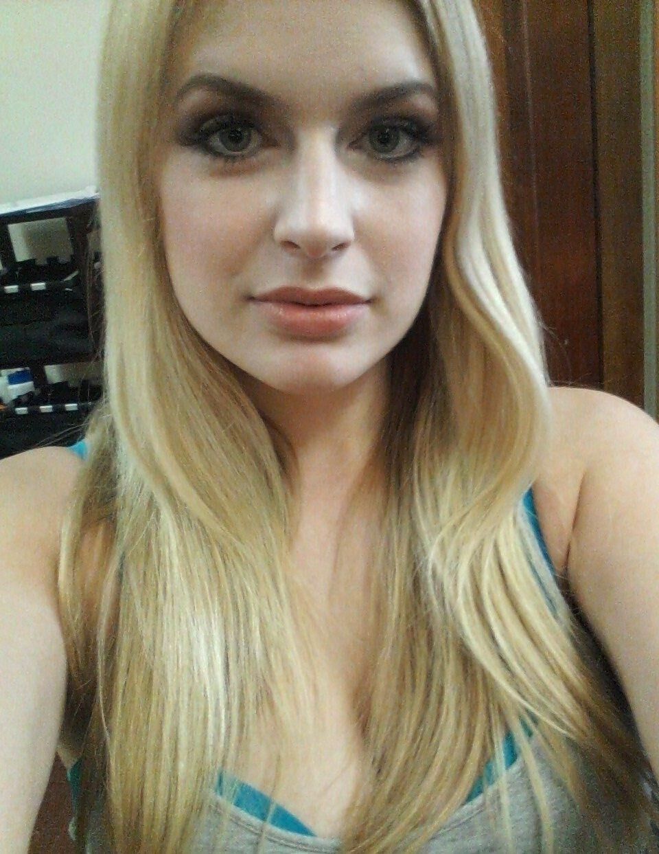 Heiße blonde deutsche große Tit Teen Sandra aus Frankfurt exponiert