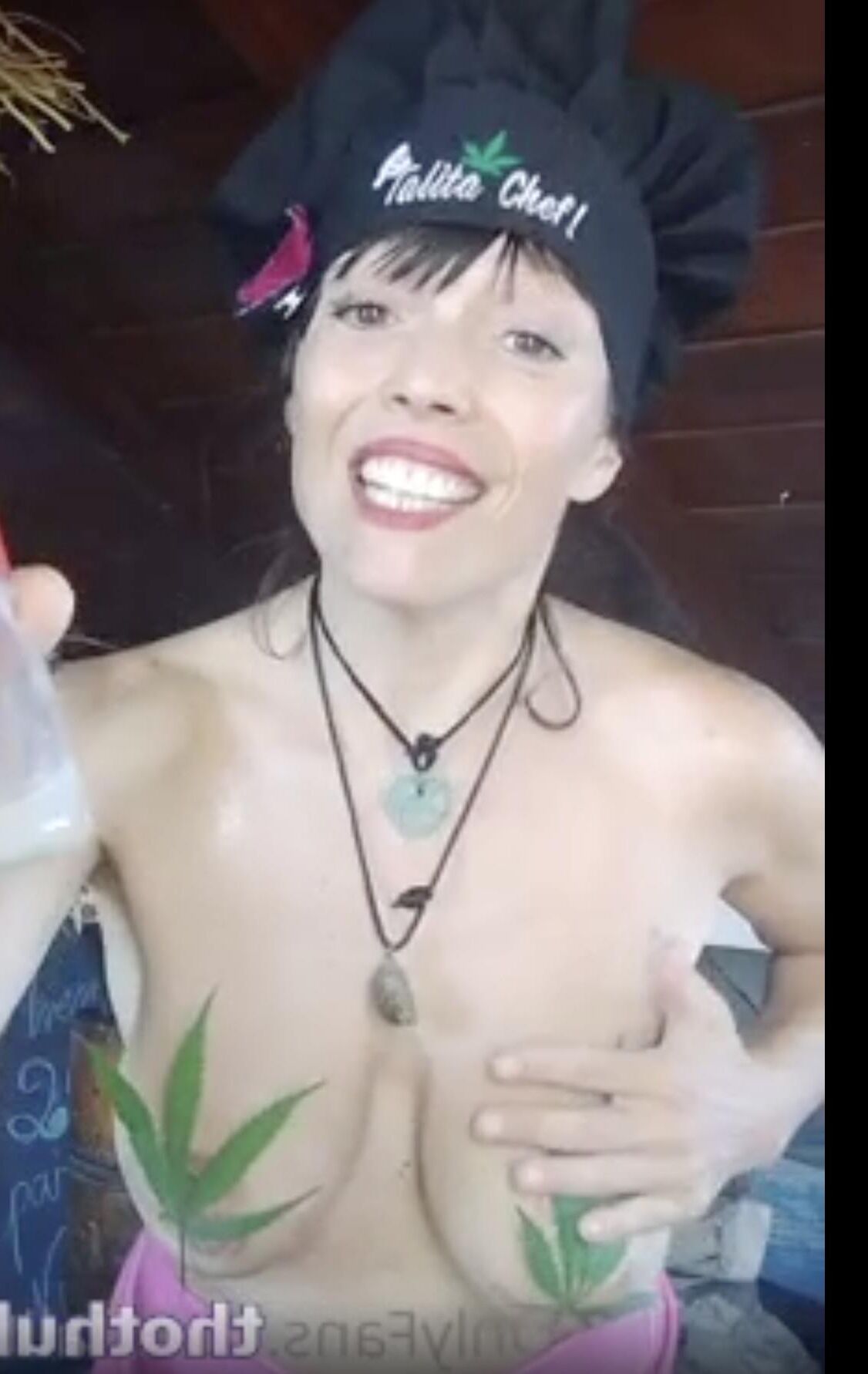Talita Chef schüttelt ihre Funbags